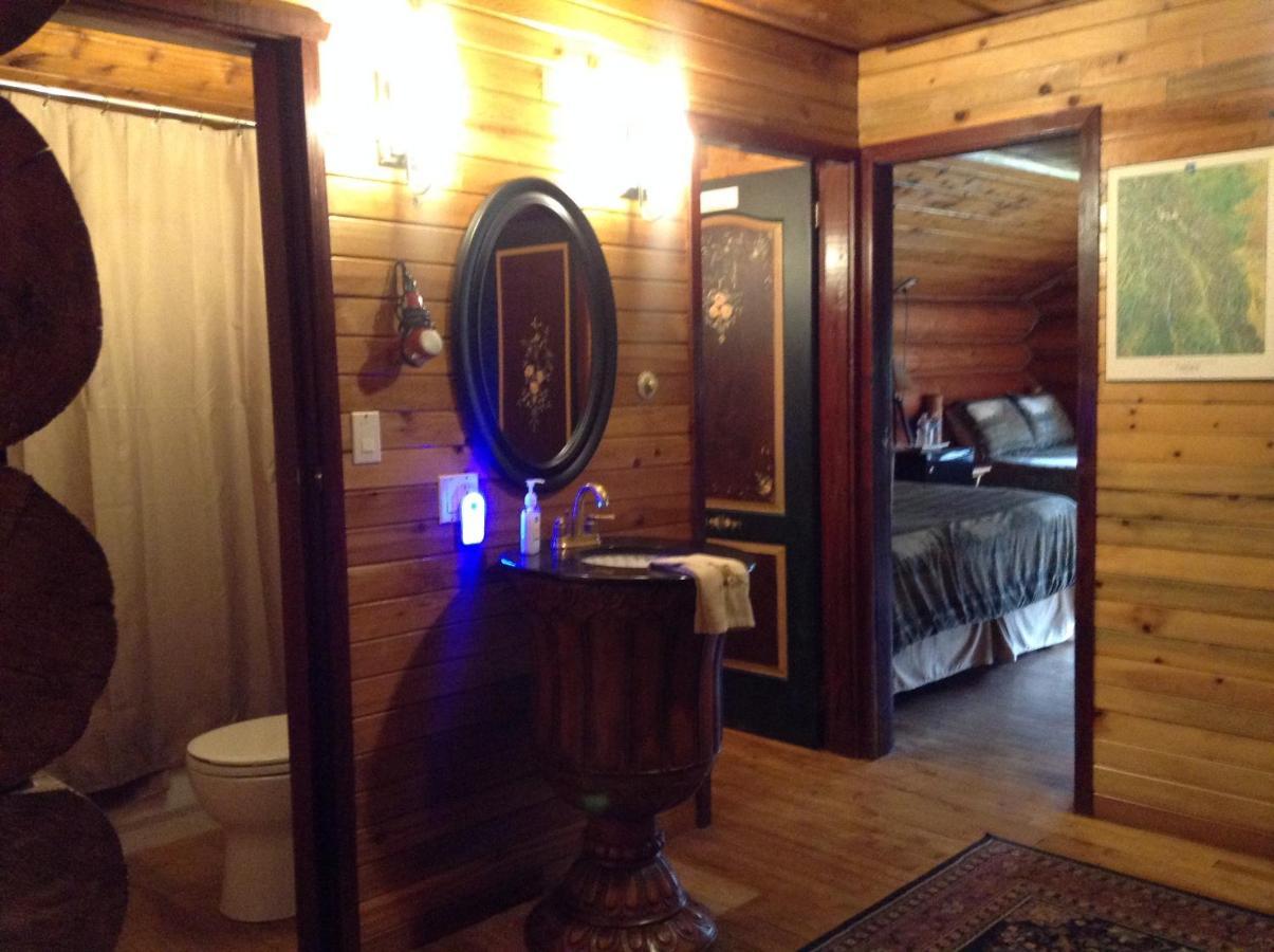 Summit River Lodge & Campsites Вейлмаунт Номер фото